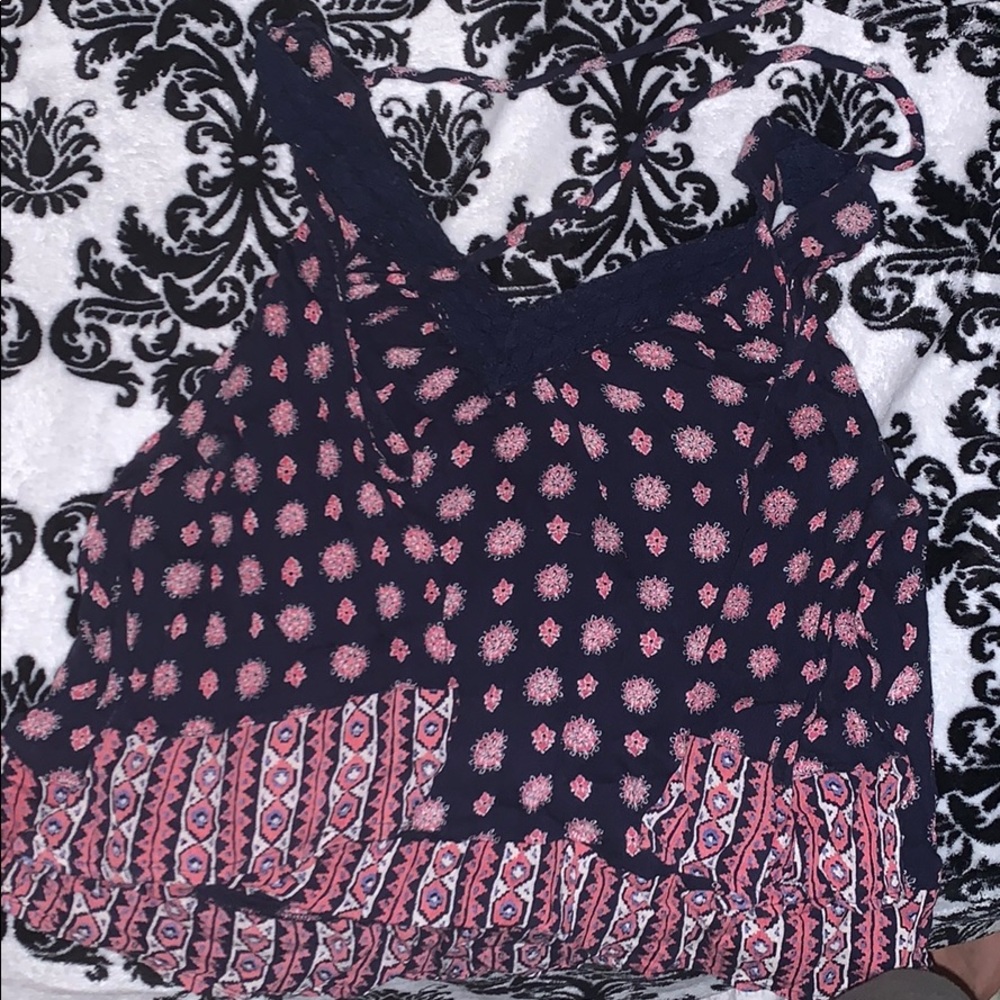 Flowy shirt with open shoulder
